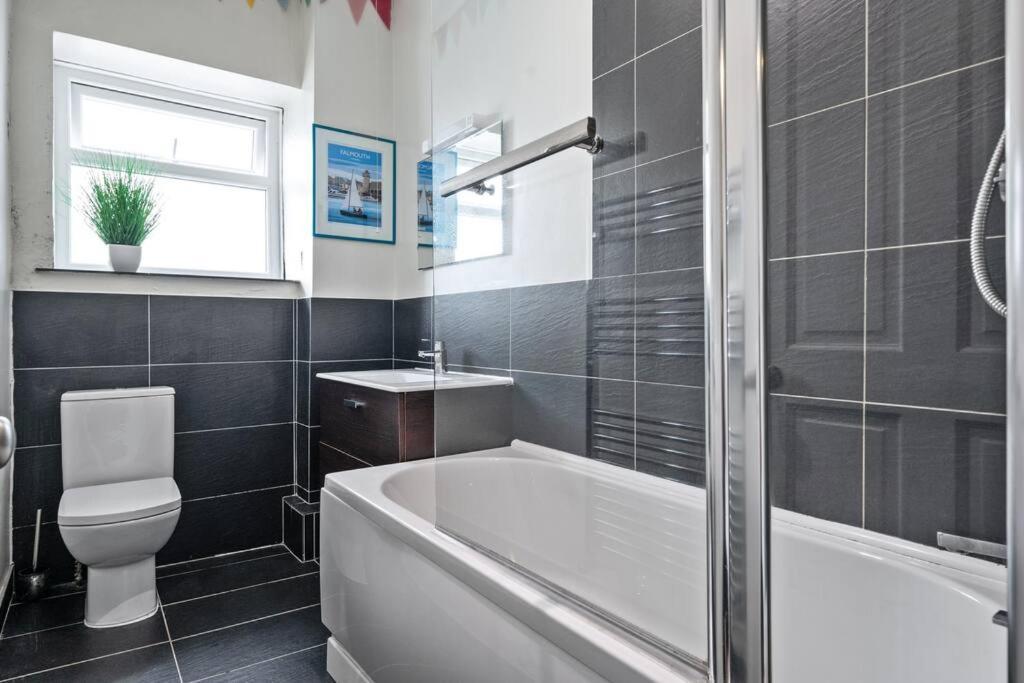 Pendennis - Bright Victorian Flat, Sea Views & Close To Beach Falmouth Exterior photo